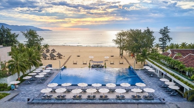 Azure Beach Lounge Pullman Danang Logo